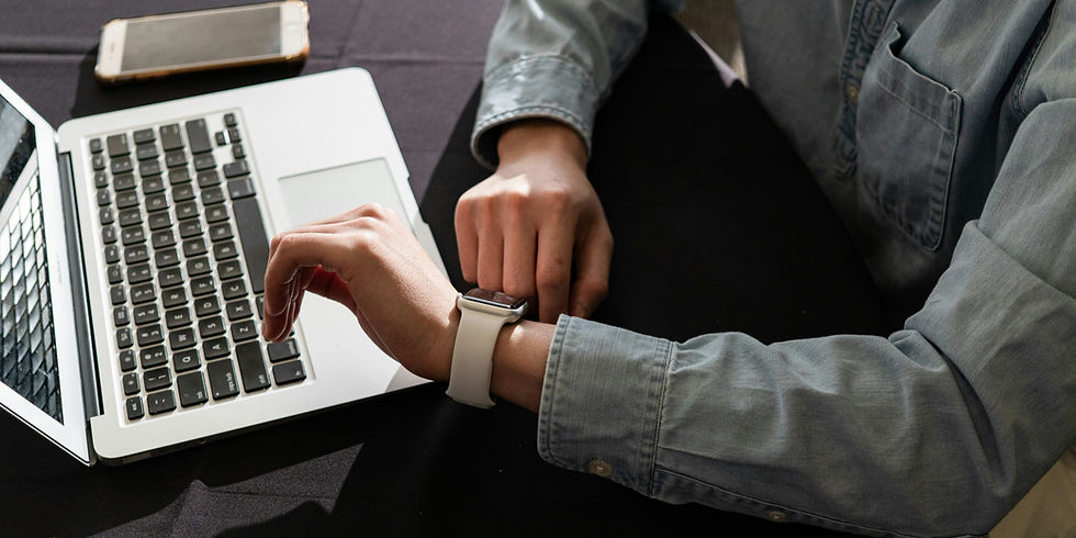 Symbolbild passives Einkommen – Laptop und Sanduhr als Metapher für automatisiertes Geldverdienen