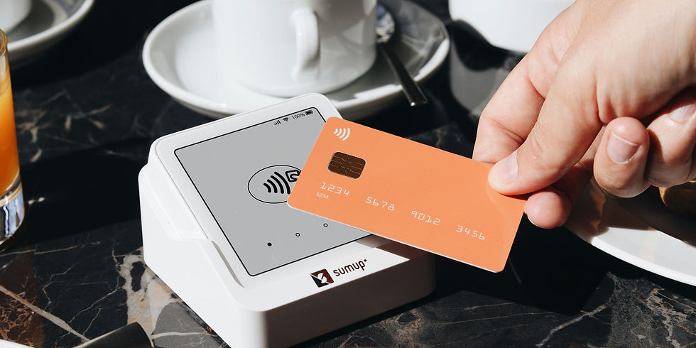 Nutzer nutzt Cashback-App für Geld zurück beim Einkaufen