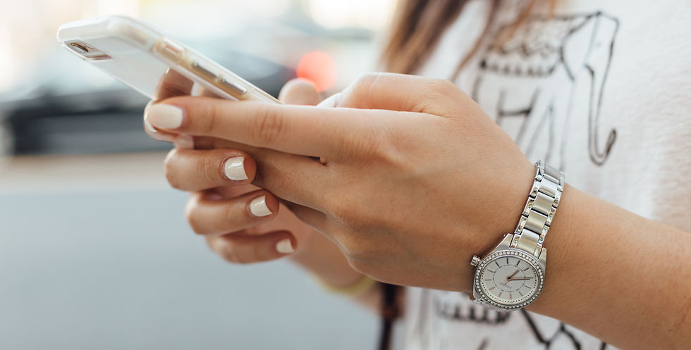 Start ohne Kapital – Handy in den Händen einer frau mit Rolex Uhr am Handgelenk