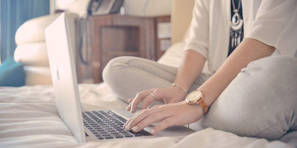 Person arbeitet entspannt am Laptop an passivem Einkommen – langfristiger Vermögensaufbau zu Hause