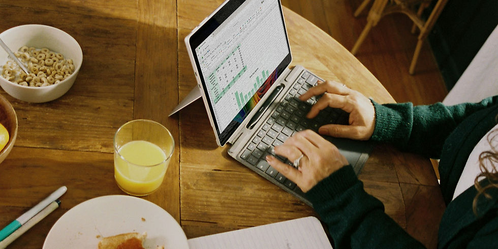 mann sitzt an computer am Tisch und verdient nebenbei Geld mit VestChance