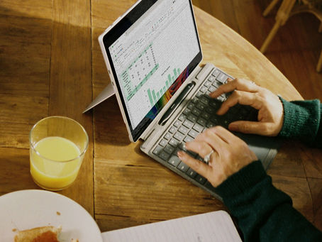 Mann sitzt mit Laptop am Tisch und verdient einfach und nebenbei Geld mit VestChance