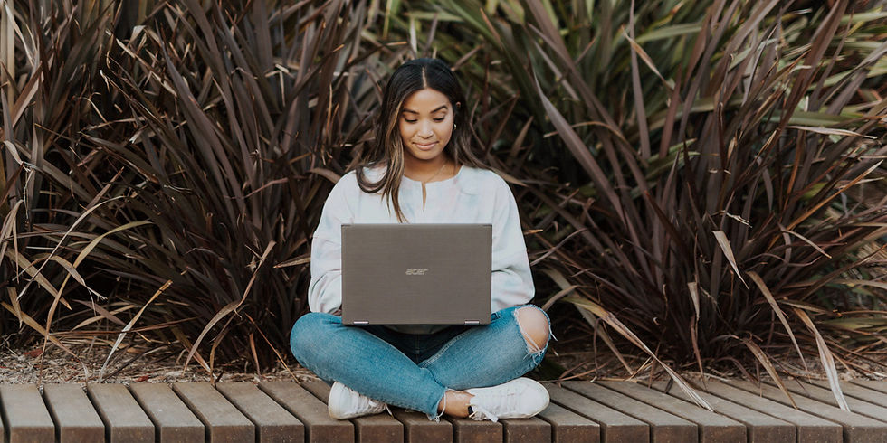 Student verdient online Geld mit Laptop und Smartphone