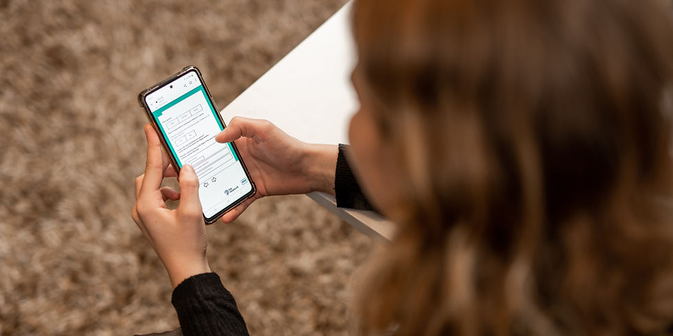 Nutzer beantwortet bezahlte Online-Umfragen für Nebenverdienst