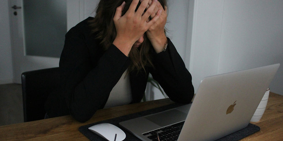 Person analysiert steigende Lebenshaltungskosten am Laptop – Symbol für finanzielle Belastung und die Suche nach kleinen, realistischen Nebeneinkommen über VestChance.